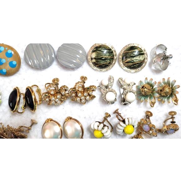37 Pc Vintage 1950s 1960s Clip On Screw Back Earrings Lot Mixed Styles Estate - Picture 10 of 14